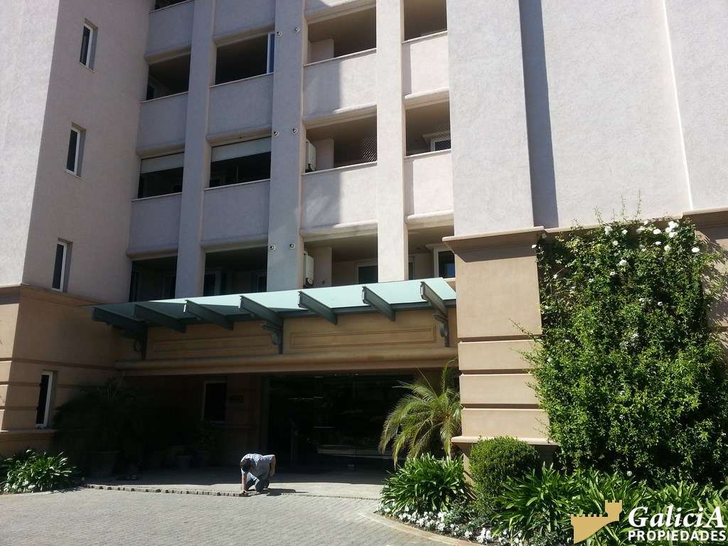 PISO DE ALTA GAMA EN VILLAGE PLAZA.