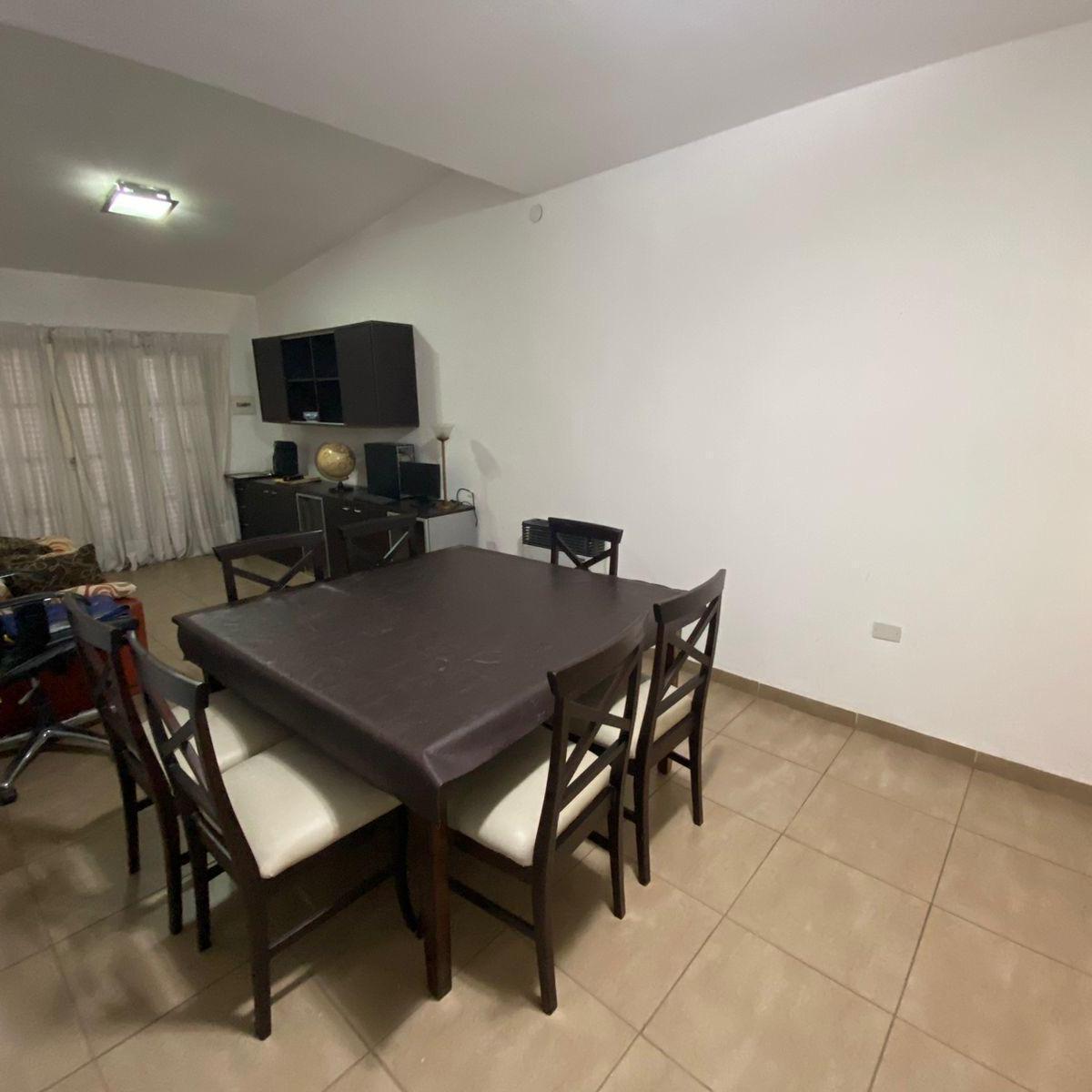 Oportunidad Única en Villa Belgrano: Casa Apta Crédito con Gran Patio y Quincho