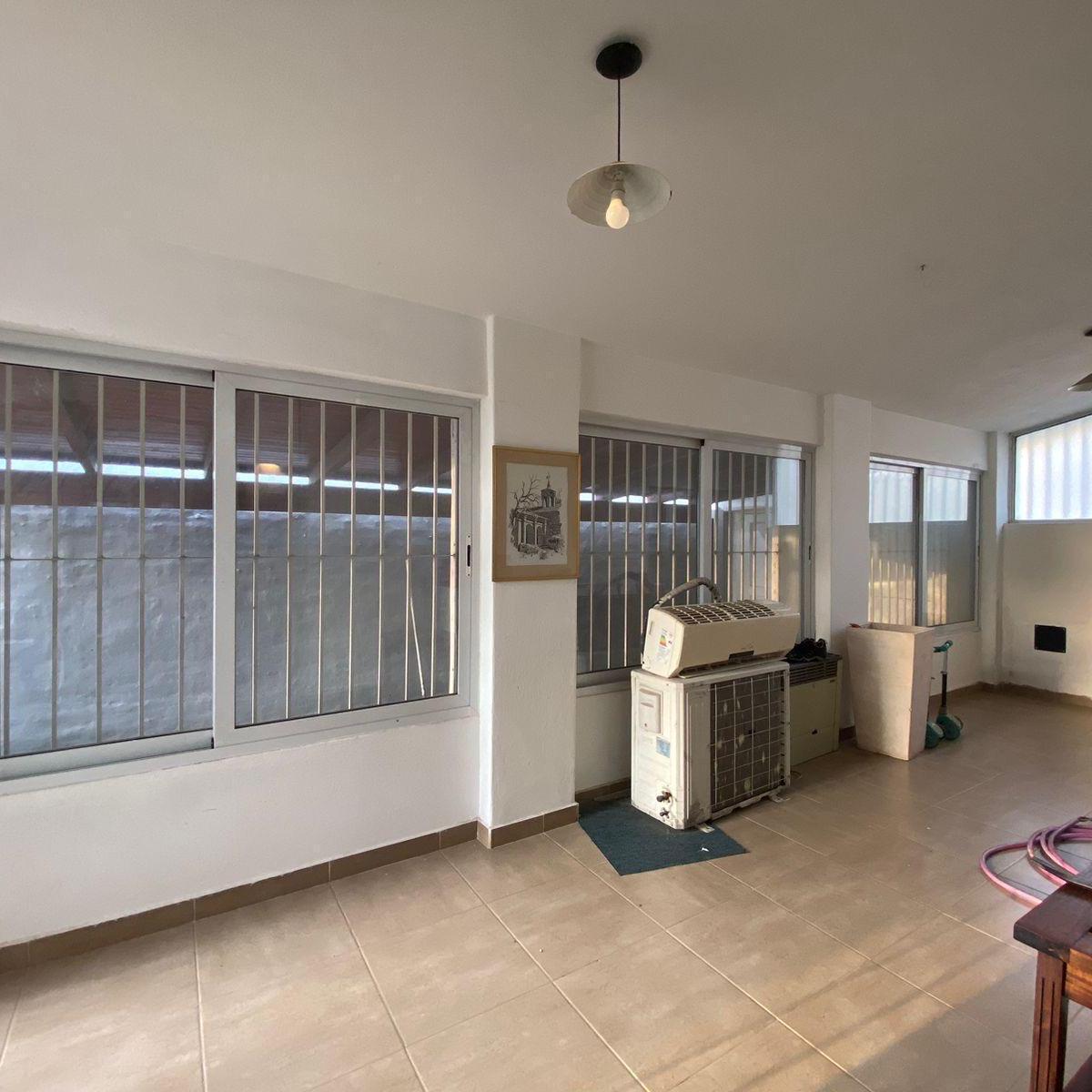 Oportunidad Única en Villa Belgrano: Casa Apta Crédito con Gran Patio y Quincho