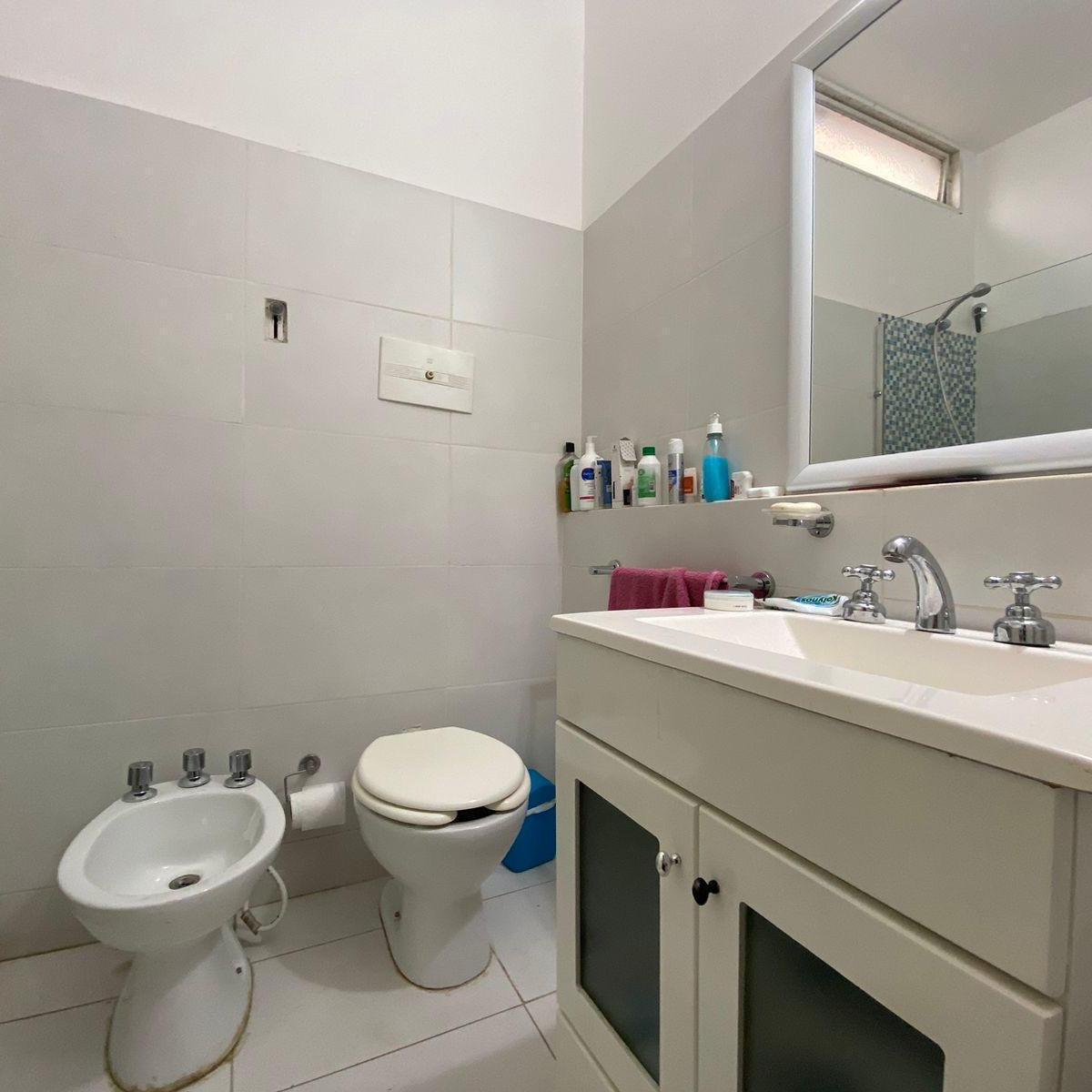 Oportunidad Única en Villa Belgrano: Casa Apta Crédito con Gran Patio y Quincho