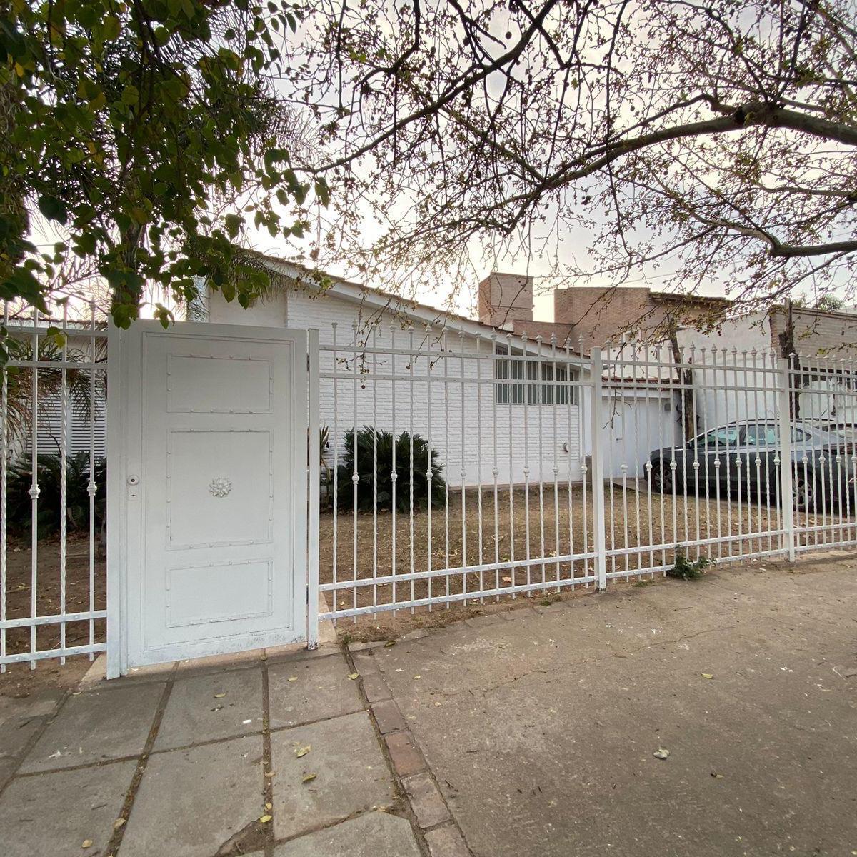 Oportunidad Única en Villa Belgrano: Casa Apta Crédito con Gran Patio y Quincho