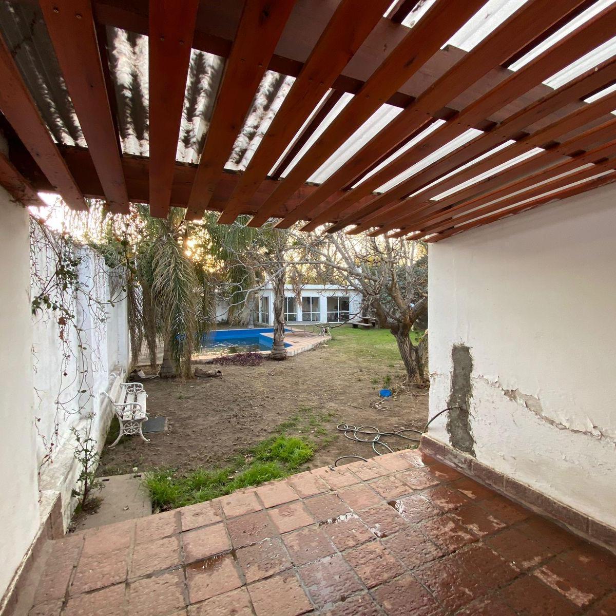 Oportunidad Única en Villa Belgrano: Casa Apta Crédito con Gran Patio y Quincho