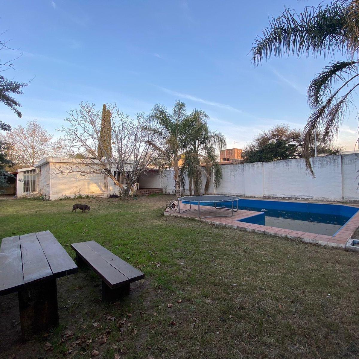 Oportunidad Única en Villa Belgrano: Casa Apta Crédito con Gran Patio y Quincho