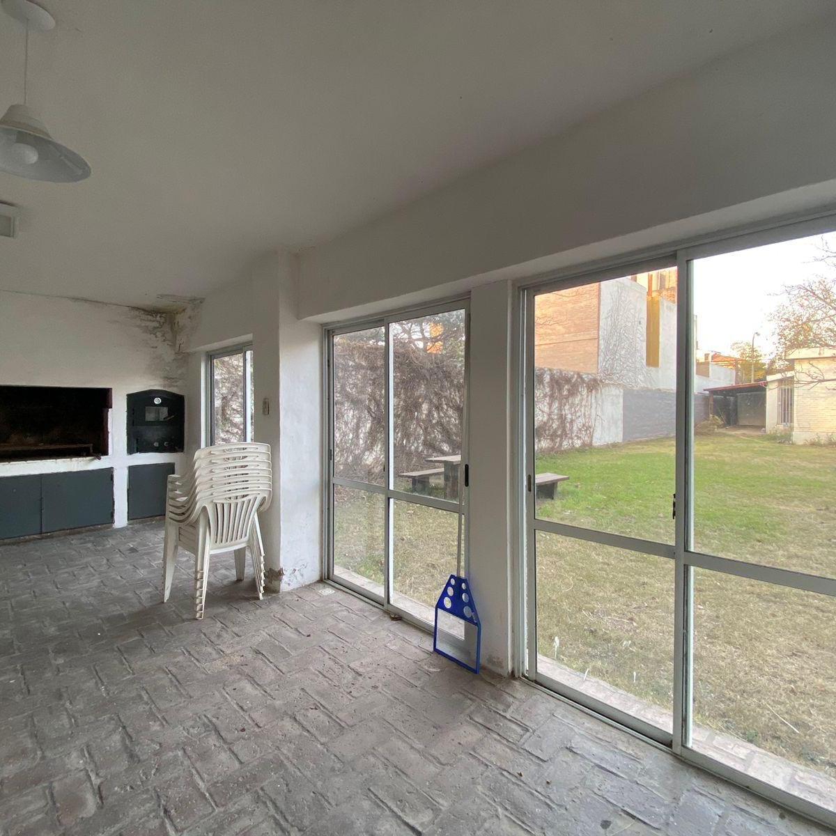 Oportunidad Única en Villa Belgrano: Casa Apta Crédito con Gran Patio y Quincho