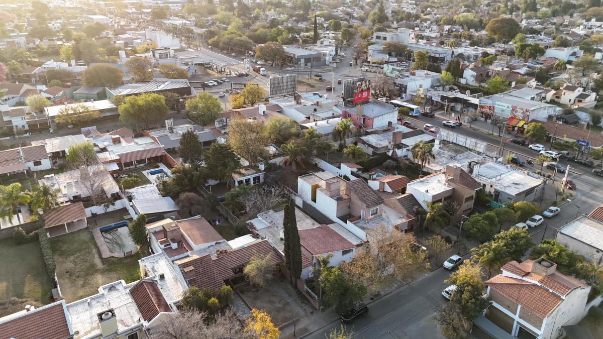 Oportunidad Única en Villa Belgrano: Casa Apta Crédito con Gran Patio y Quincho