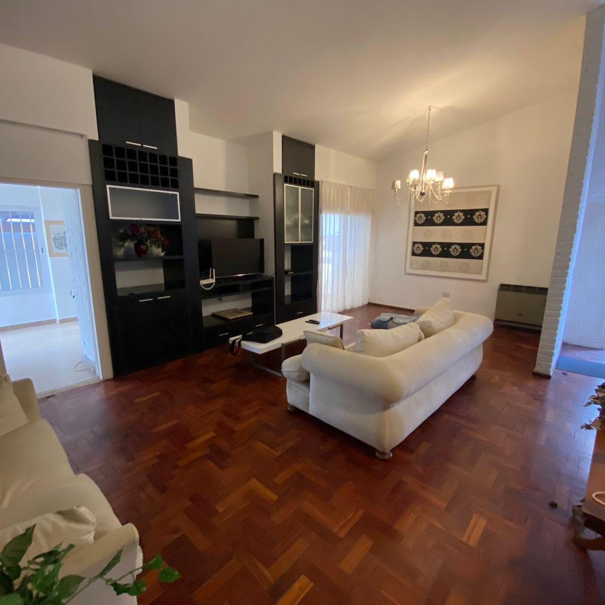 Oportunidad Única en Villa Belgrano: Casa Apta Crédito con Gran Patio y Quincho