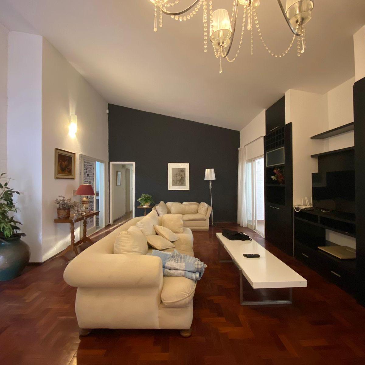 Oportunidad Única en Villa Belgrano: Casa Apta Crédito con Gran Patio y Quincho