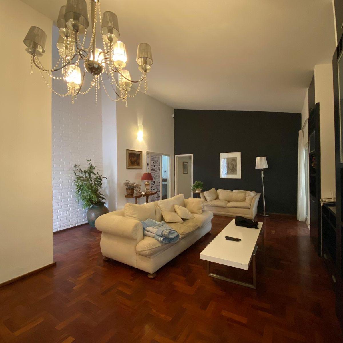 Oportunidad Única en Villa Belgrano: Casa Apta Crédito con Gran Patio y Quincho