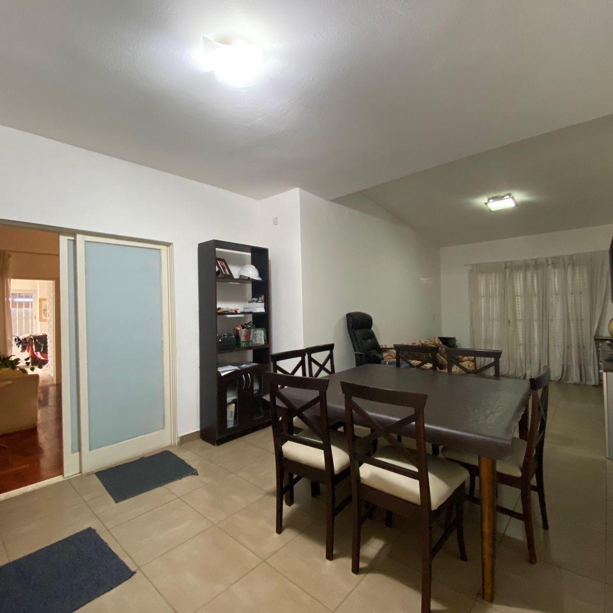 Oportunidad Única en Villa Belgrano: Casa Apta Crédito con Gran Patio y Quincho