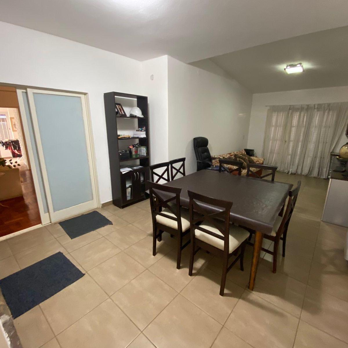 Oportunidad Única en Villa Belgrano: Casa Apta Crédito con Gran Patio y Quincho