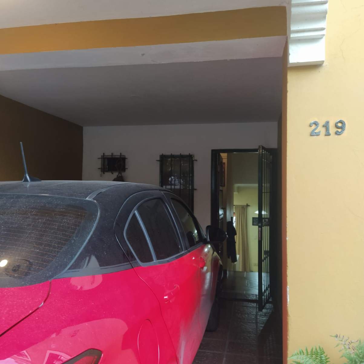 Dúplex de tres dormitorios con cochera - Barrio Uritorco - (alt. Duarte Quiros 3900)