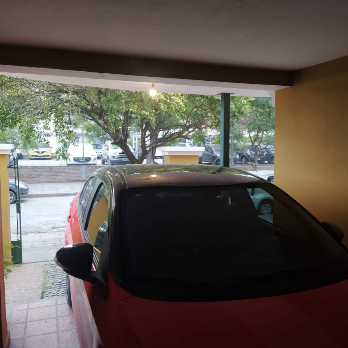 Dúplex de tres dormitorios con cochera - Barrio Uritorco - (alt. Duarte Quiros 3900)