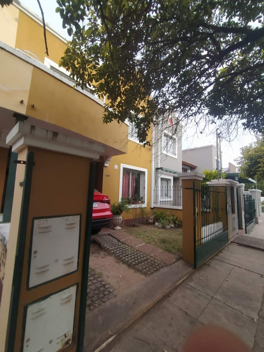 Dúplex de tres dormitorios con cochera - Barrio Uritorco - (alt. Duarte Quiros 3900)