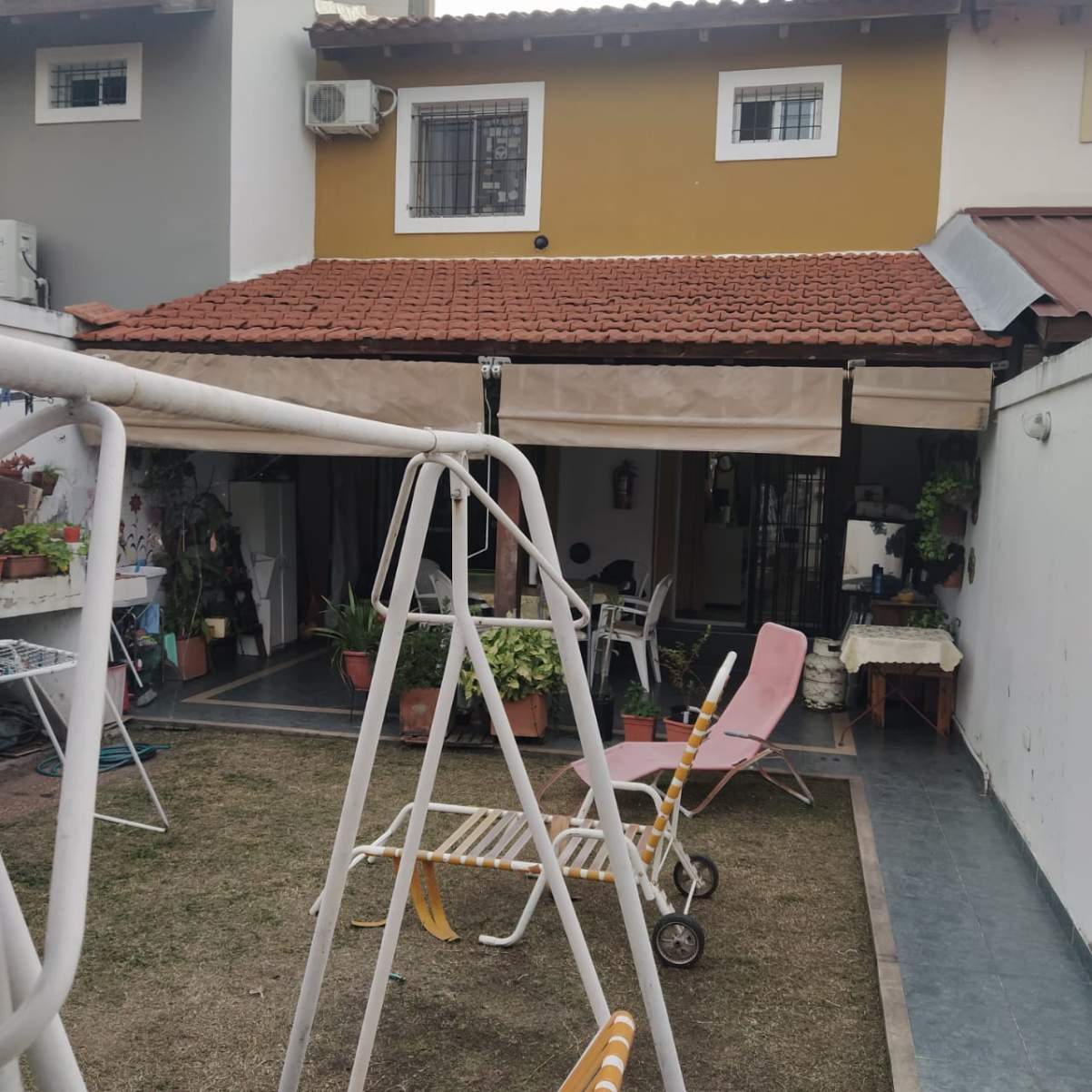 Dúplex de tres dormitorios con cochera - Barrio Uritorco - (alt. Duarte Quiros 3900)