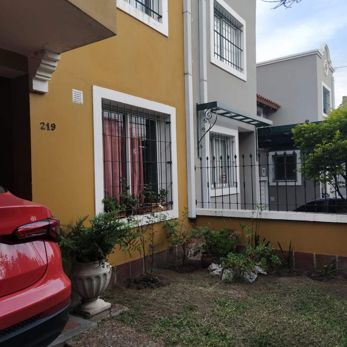Dúplex de tres dormitorios con cochera - Barrio Uritorco - (alt. Duarte Quiros 3900)