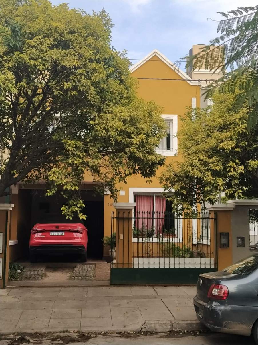 Dúplex de tres dormitorios con cochera - Barrio Uritorco - (alt. Duarte Quiros 3900)