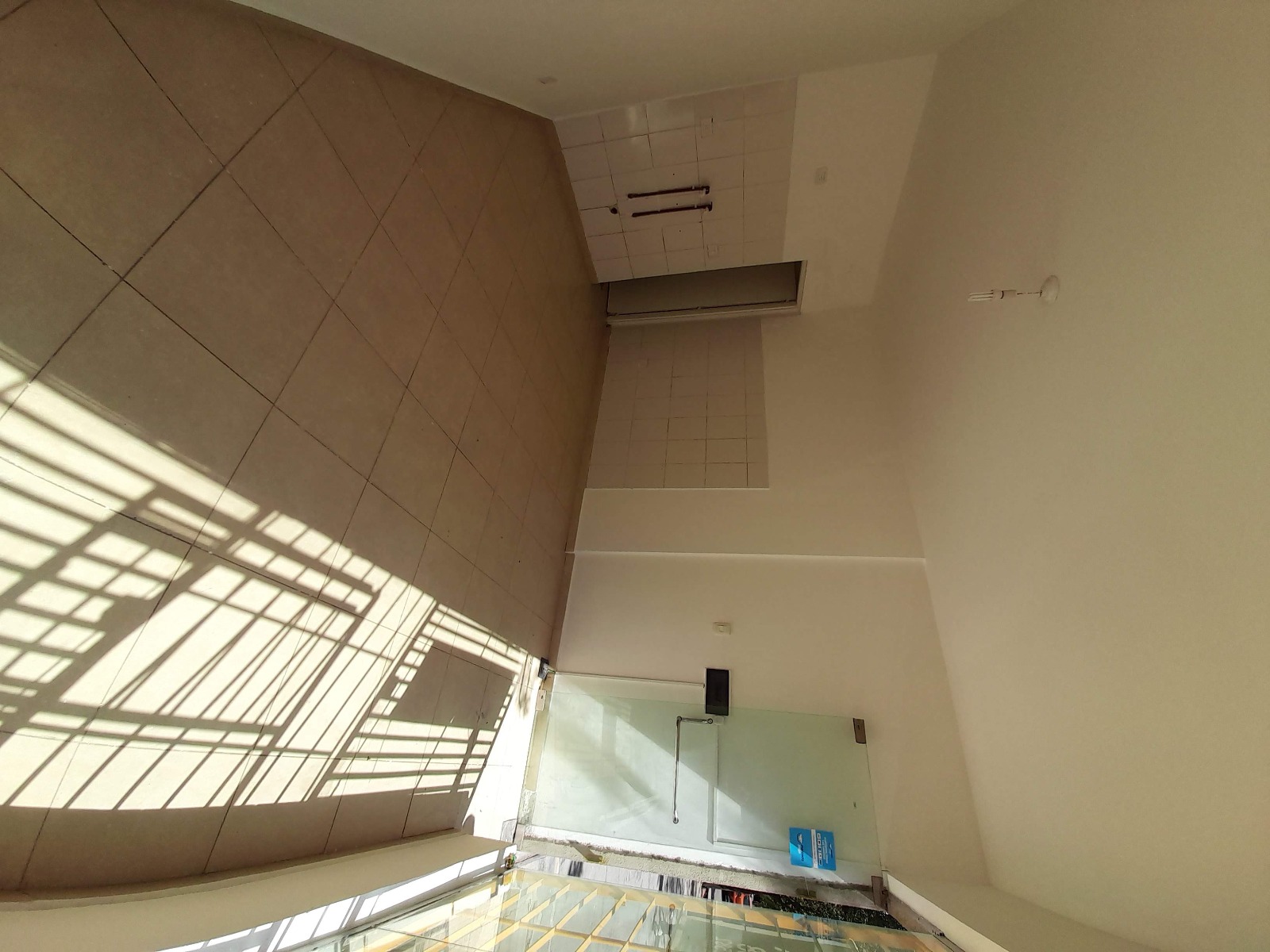 Se Vende LOCAL Comercial frente a Torres del Solar