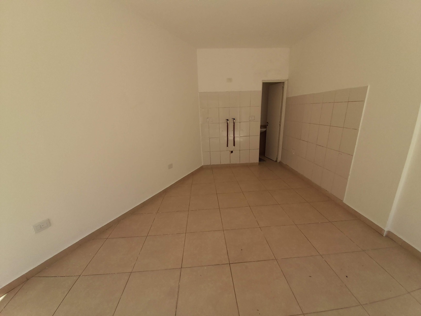 Se Vende LOCAL Comercial frente a Torres del Solar