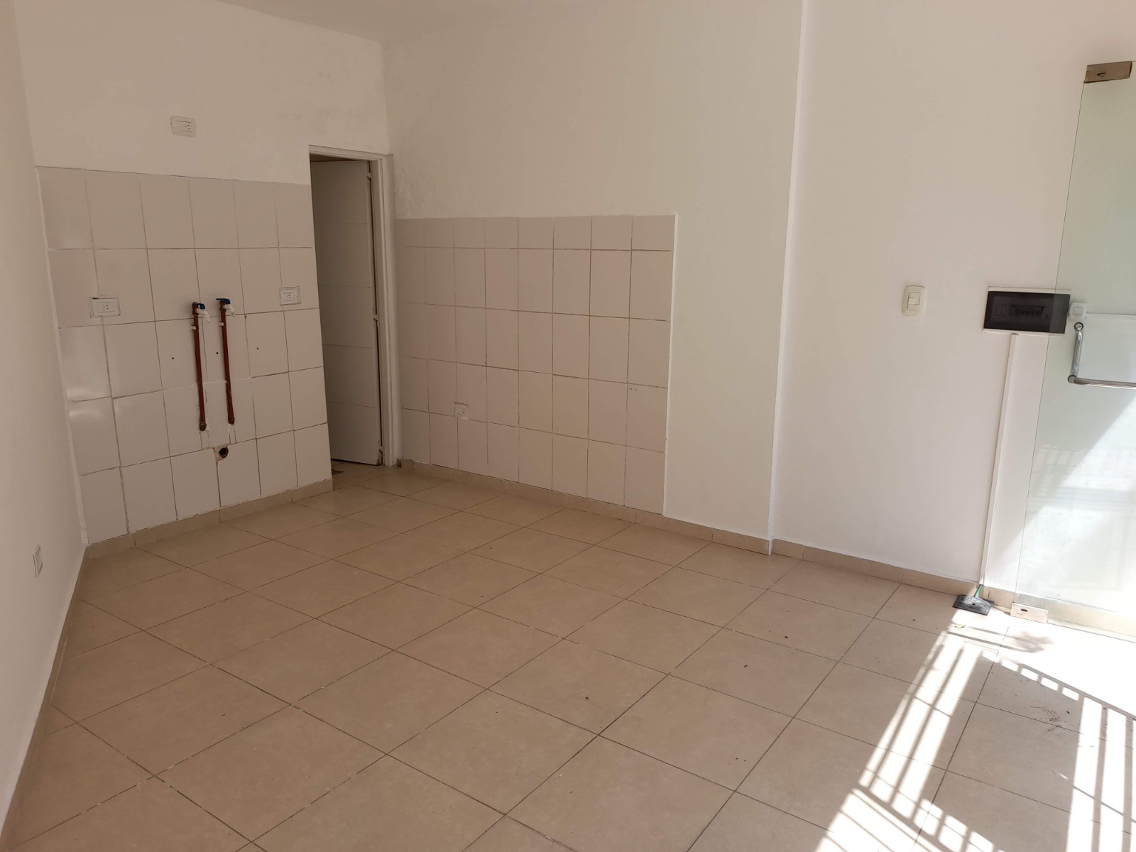 Se Vende LOCAL Comercial frente a Torres del Solar
