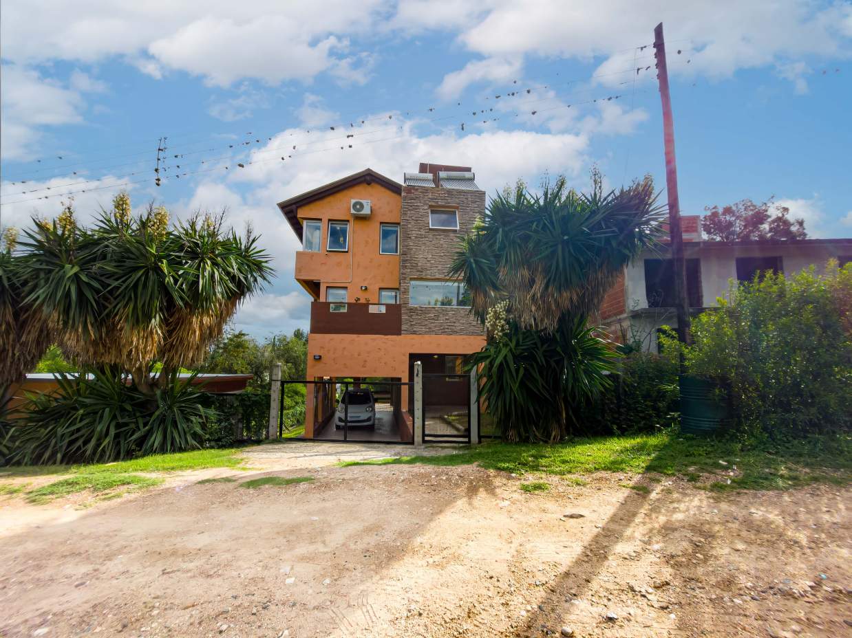 VENTA. CASA. 2 DORMITORIOS. PLAYROOM INDEPENDIENTE. PILETA. VISTA ÚNICA. COCHERA 2 AUTOS. VILLA LAGO