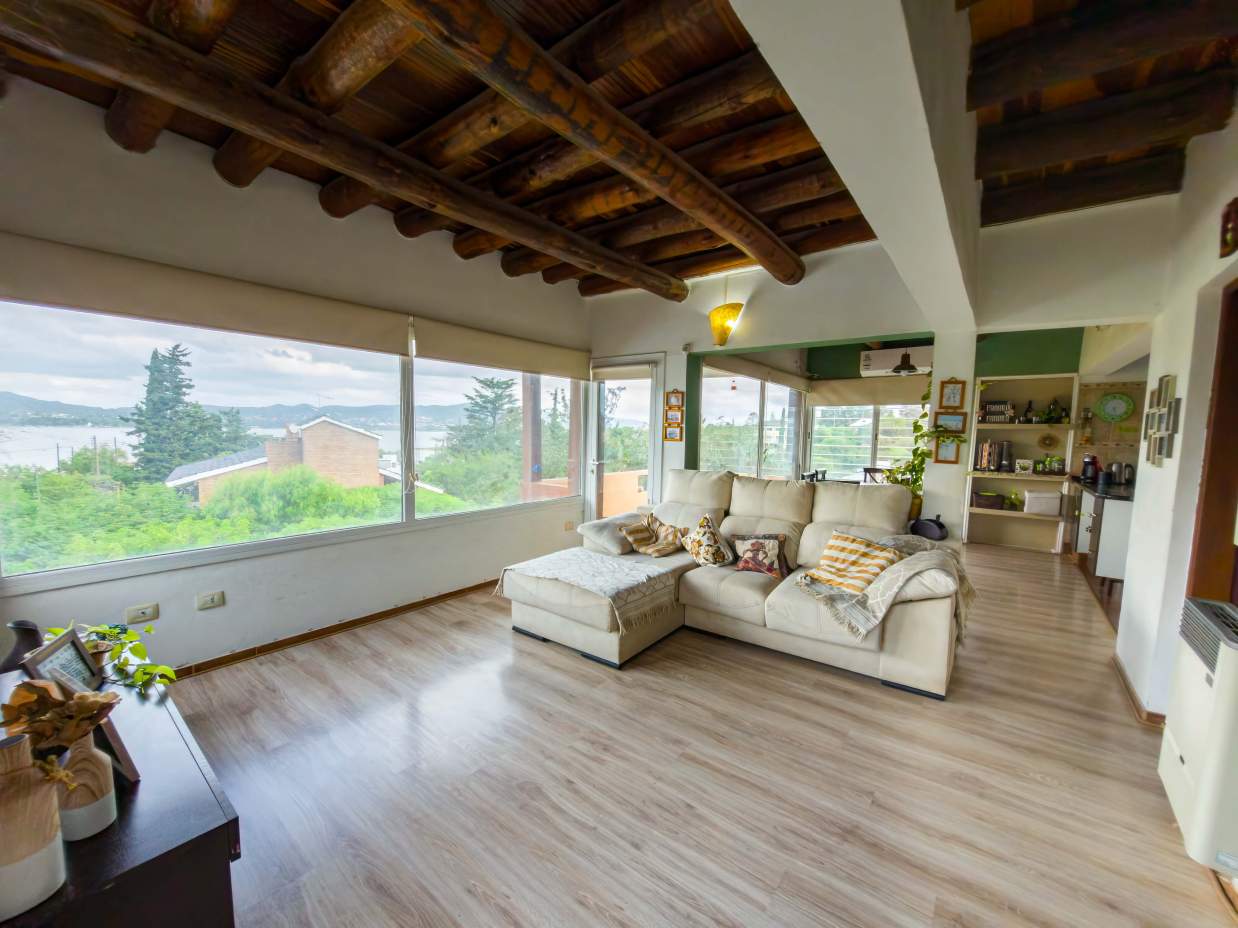 VENTA. CASA. 2 DORMITORIOS. PLAYROOM INDEPENDIENTE. PILETA. VISTA ÚNICA. COCHERA 2 AUTOS. VILLA LAGO