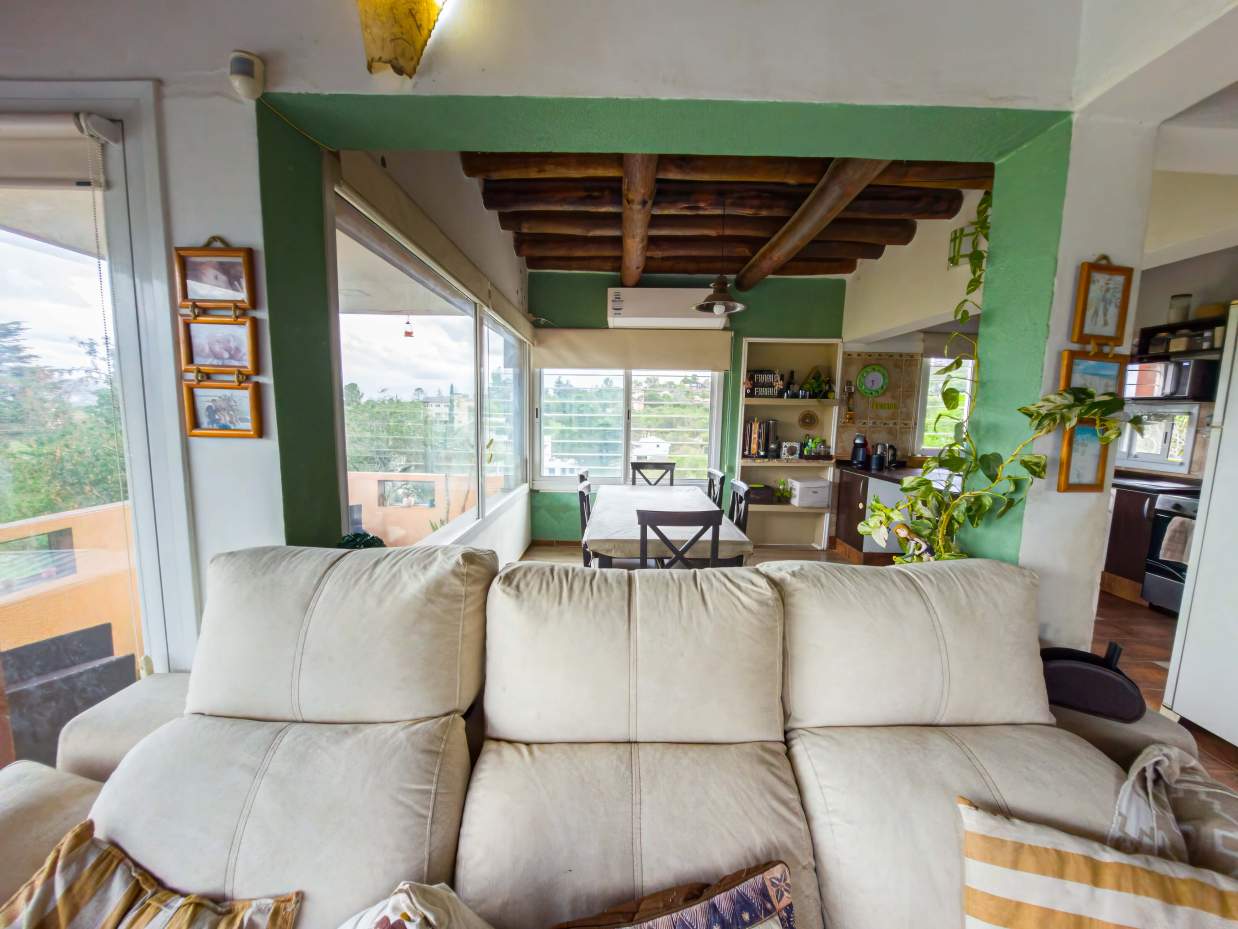 VENTA. CASA. 2 DORMITORIOS. PLAYROOM INDEPENDIENTE. PILETA. VISTA ÚNICA. COCHERA 2 AUTOS. VILLA LAGO