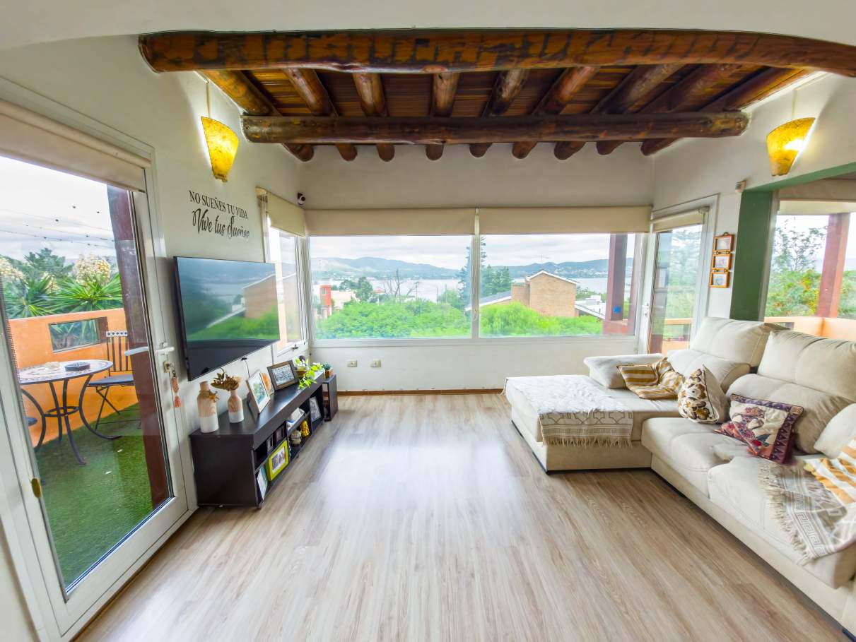VENTA. CASA. 2 DORMITORIOS. PLAYROOM INDEPENDIENTE. PILETA. VISTA ÚNICA. COCHERA 2 AUTOS. VILLA LAGO