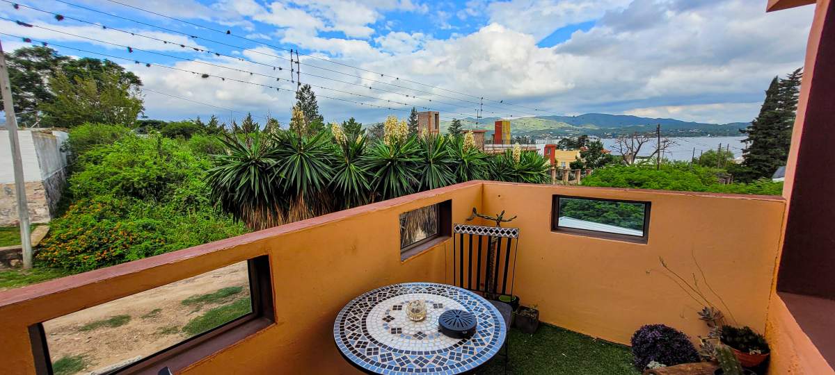 VENTA. CASA. 2 DORMITORIOS. PLAYROOM INDEPENDIENTE. PILETA. VISTA ÚNICA. COCHERA 2 AUTOS. VILLA LAGO