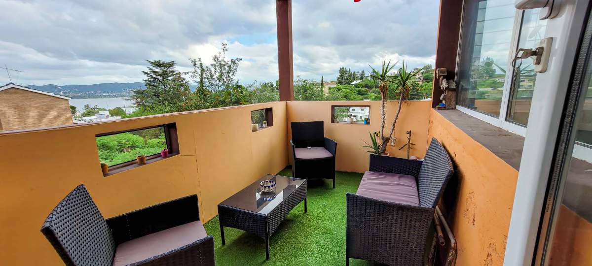 VENTA. CASA. 2 DORMITORIOS. PLAYROOM INDEPENDIENTE. PILETA. VISTA ÚNICA. COCHERA 2 AUTOS. VILLA LAGO