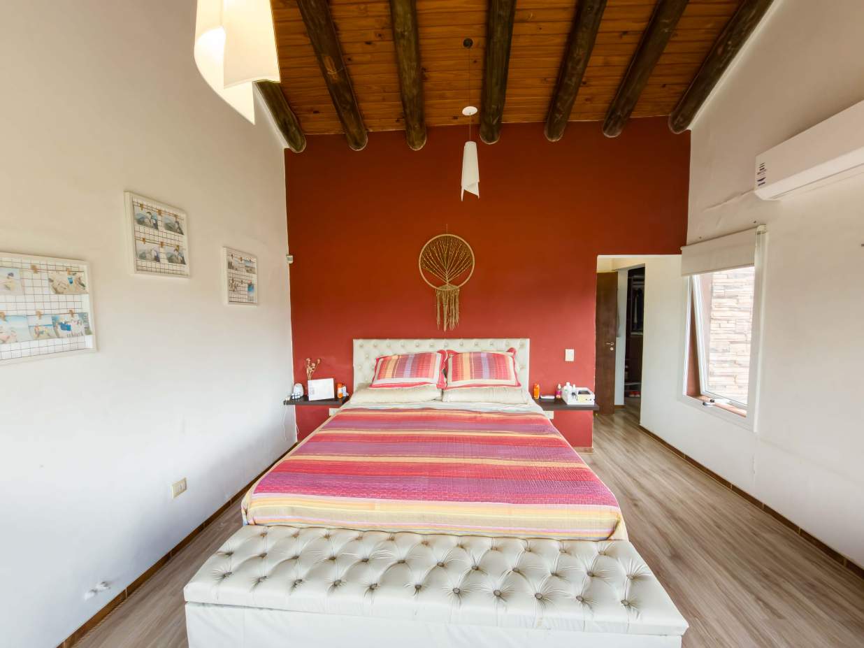 VENTA. CASA. 2 DORMITORIOS. PLAYROOM INDEPENDIENTE. PILETA. VISTA ÚNICA. COCHERA 2 AUTOS. VILLA LAGO