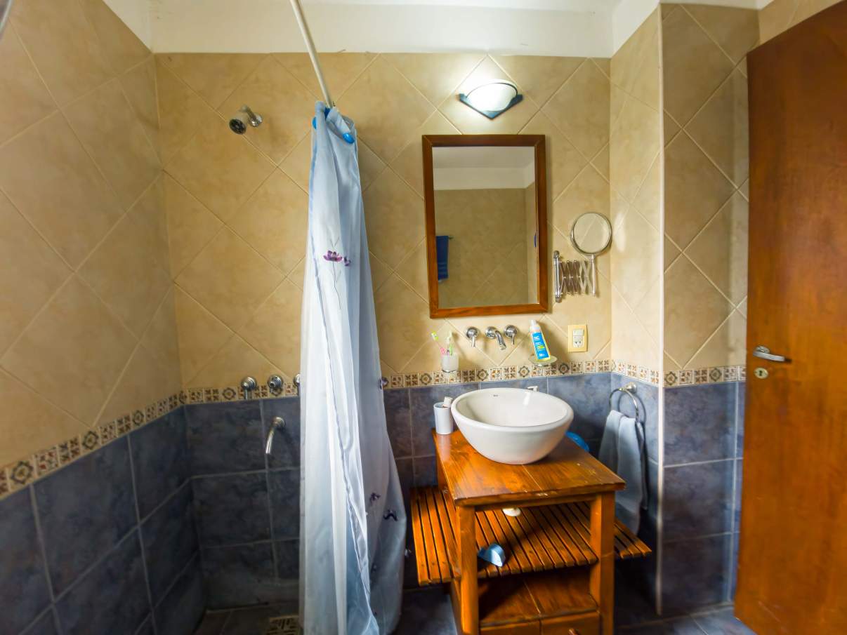 VENTA. CASA. 2 DORMITORIOS. PLAYROOM INDEPENDIENTE. PILETA. VISTA ÚNICA. COCHERA 2 AUTOS. VILLA LAGO