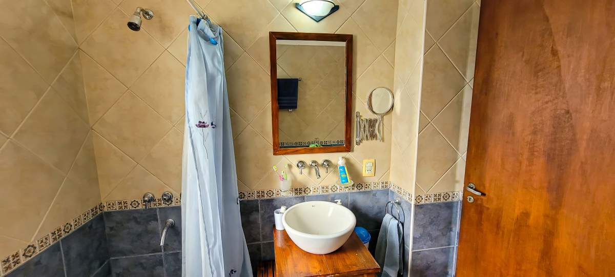 VENTA. CASA. 2 DORMITORIOS. PLAYROOM INDEPENDIENTE. PILETA. VISTA ÚNICA. COCHERA 2 AUTOS. VILLA LAGO