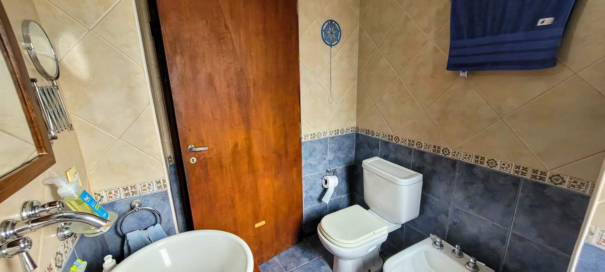 VENTA. CASA. 2 DORMITORIOS. PLAYROOM INDEPENDIENTE. PILETA. VISTA ÚNICA. COCHERA 2 AUTOS. VILLA LAGO