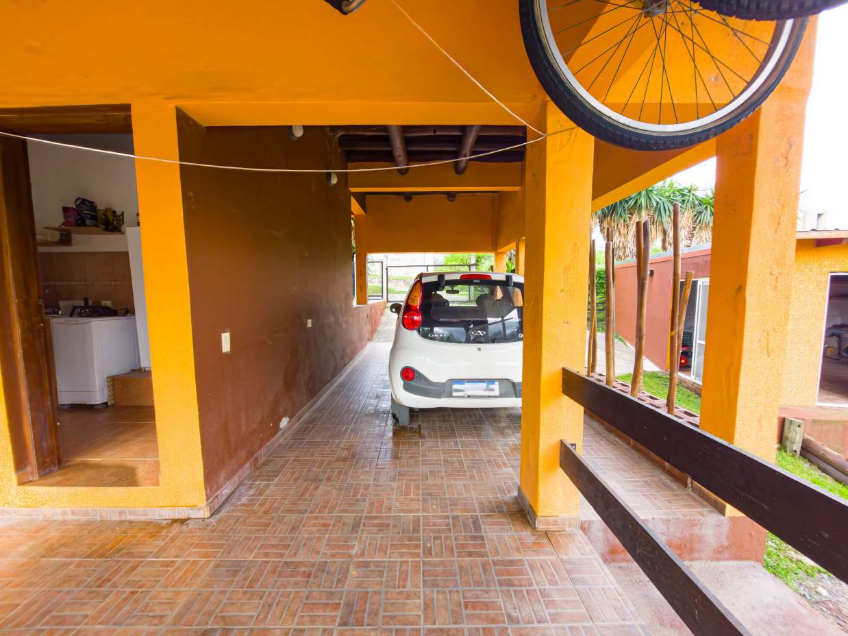 VENTA. CASA. 2 DORMITORIOS. PLAYROOM INDEPENDIENTE. PILETA. VISTA ÚNICA. COCHERA 2 AUTOS. VILLA LAGO