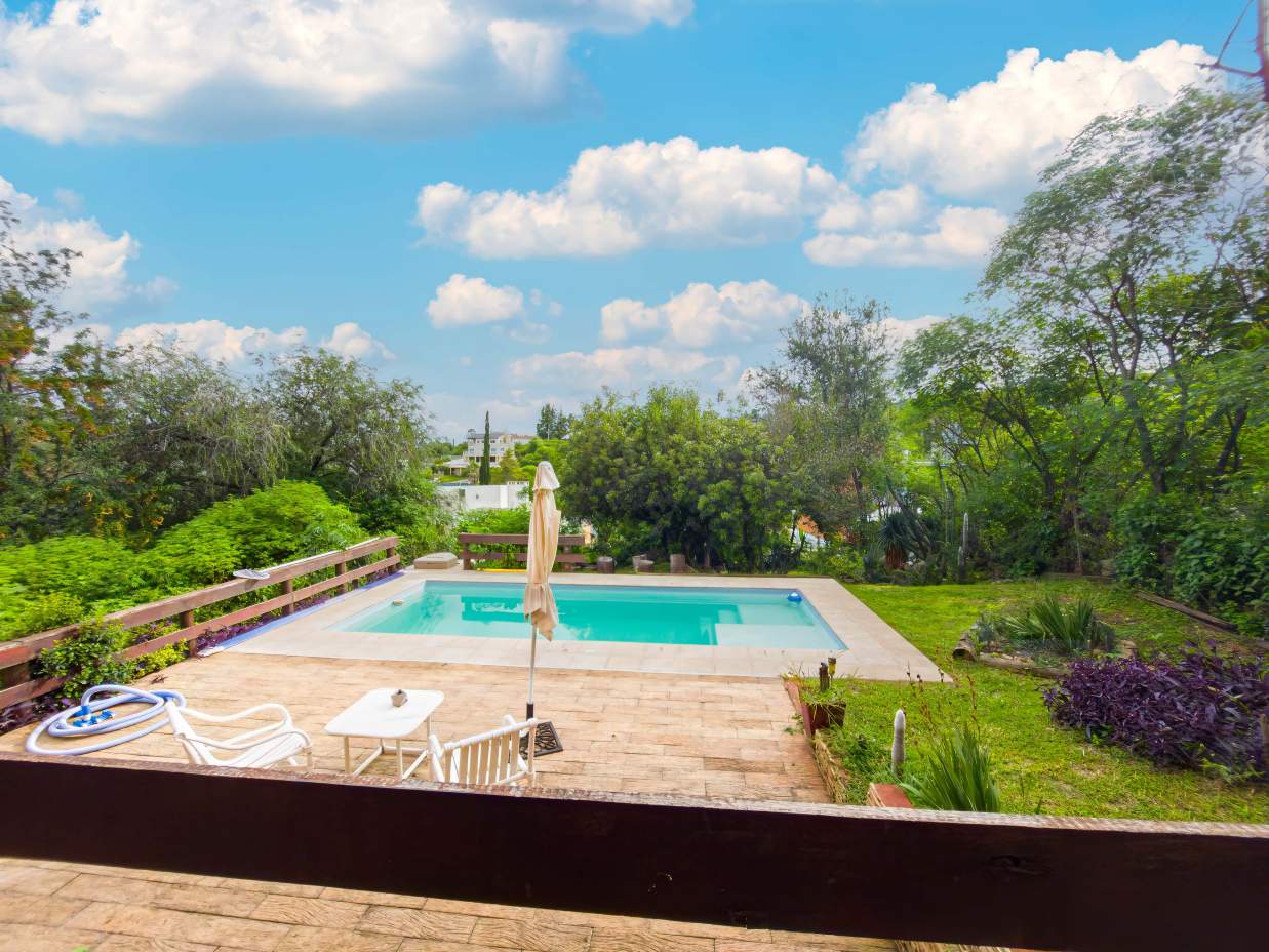 VENTA. CASA. 2 DORMITORIOS. PLAYROOM INDEPENDIENTE. PILETA. VISTA ÚNICA. COCHERA 2 AUTOS. VILLA LAGO