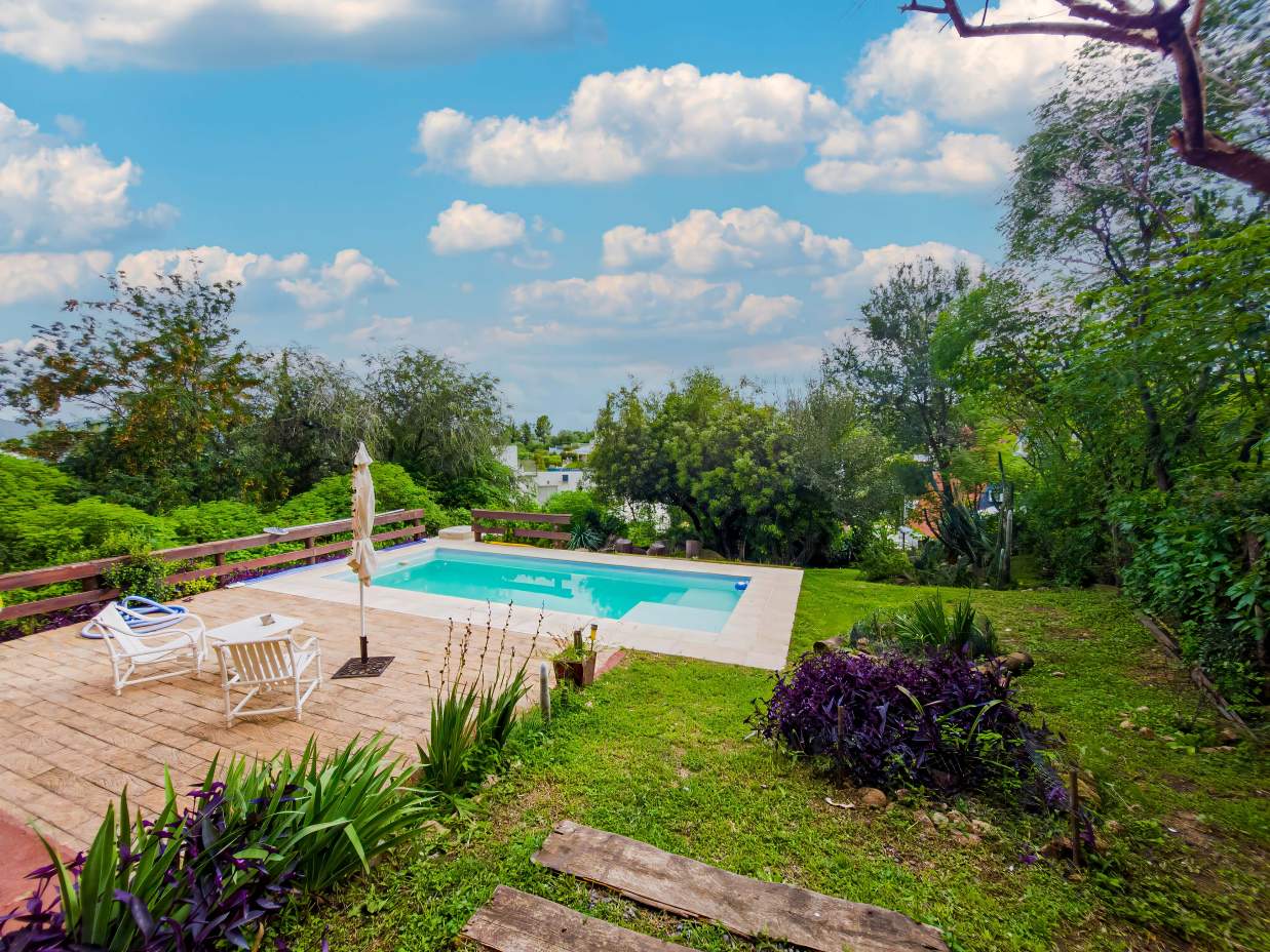 VENTA. CASA. 2 DORMITORIOS. PLAYROOM INDEPENDIENTE. PILETA. VISTA ÚNICA. COCHERA 2 AUTOS. VILLA LAGO