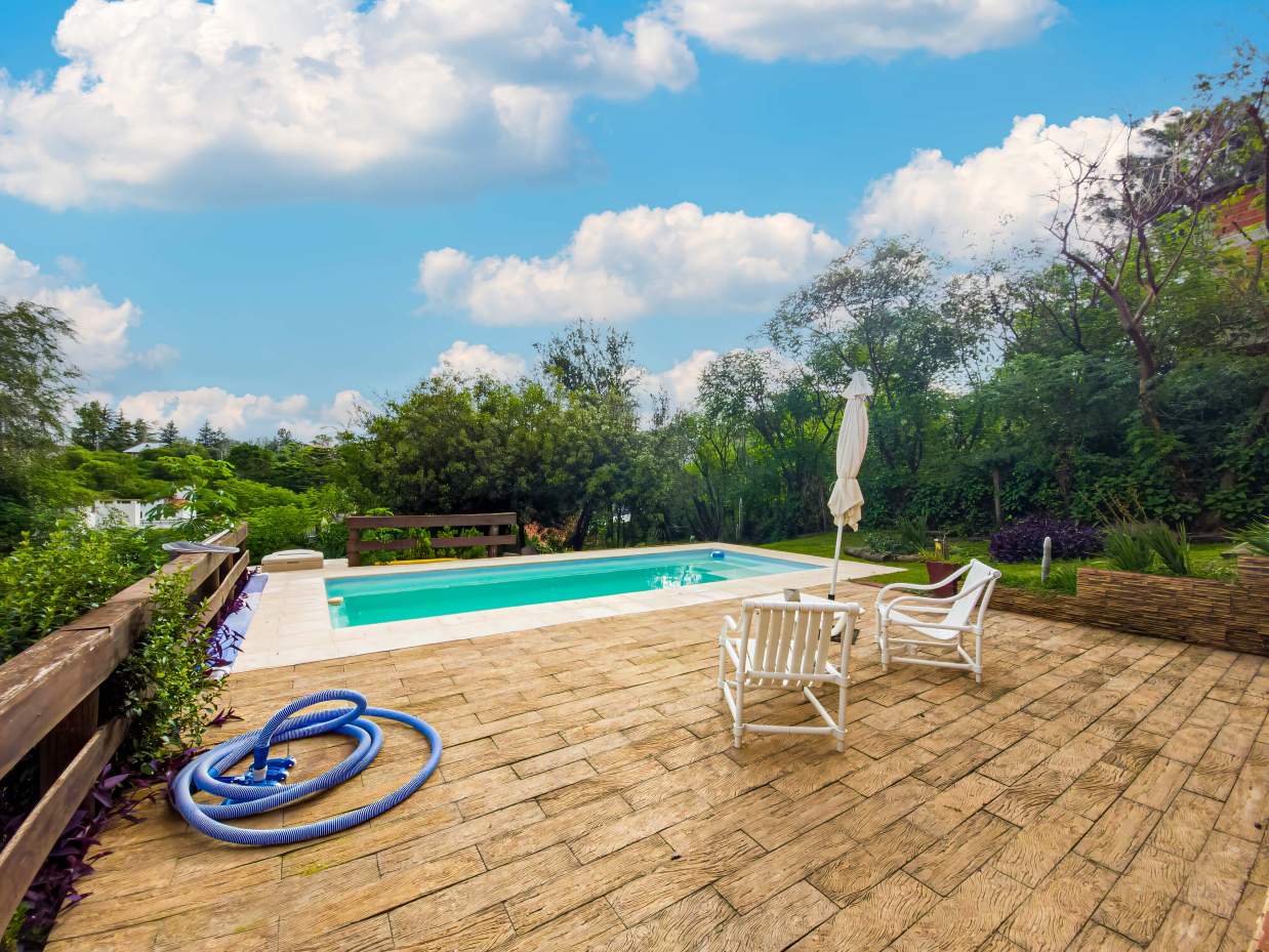 VENTA. CASA. 2 DORMITORIOS. PLAYROOM INDEPENDIENTE. PILETA. VISTA ÚNICA. COCHERA 2 AUTOS. VILLA LAGO