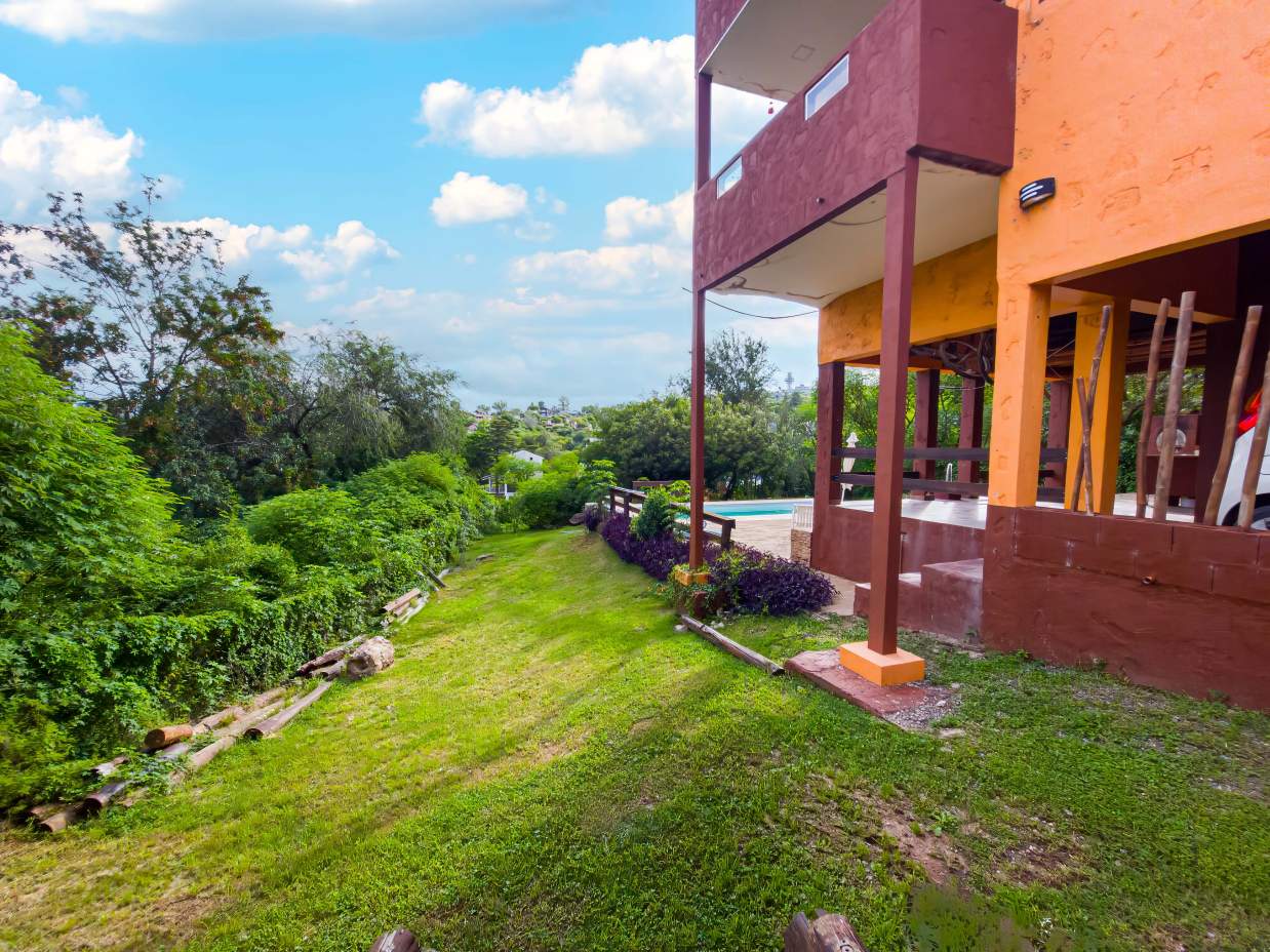 VENTA. CASA. 2 DORMITORIOS. PLAYROOM INDEPENDIENTE. PILETA. VISTA ÚNICA. COCHERA 2 AUTOS. VILLA LAGO