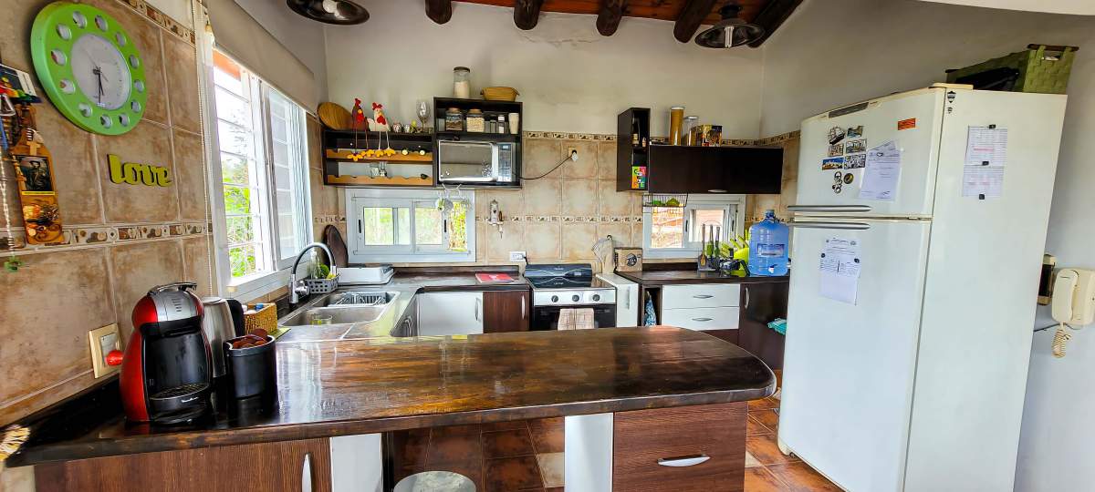 VENTA. CASA. 2 DORMITORIOS. PLAYROOM INDEPENDIENTE. PILETA. VISTA ÚNICA. COCHERA 2 AUTOS. VILLA LAGO