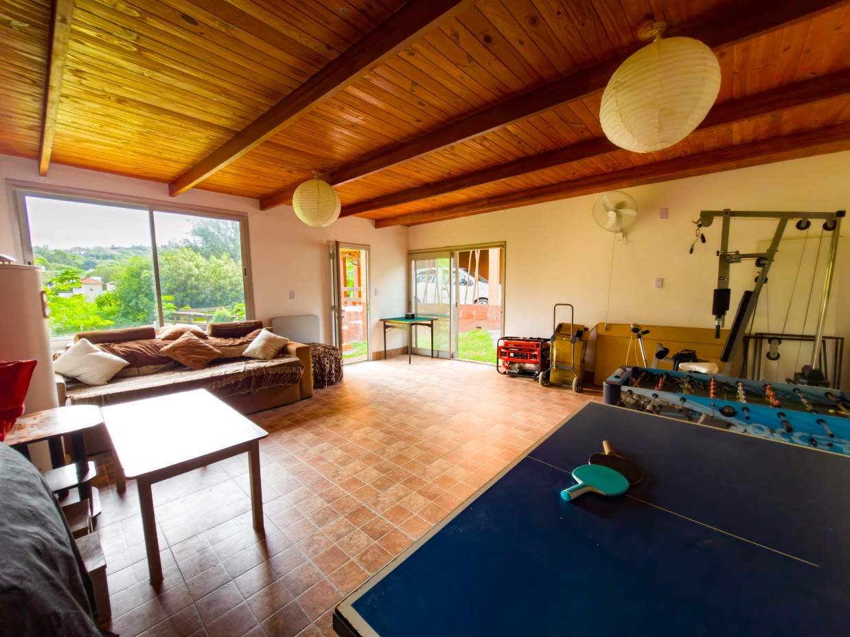 VENTA. CASA. 2 DORMITORIOS. PLAYROOM INDEPENDIENTE. PILETA. VISTA ÚNICA. COCHERA 2 AUTOS. VILLA LAGO