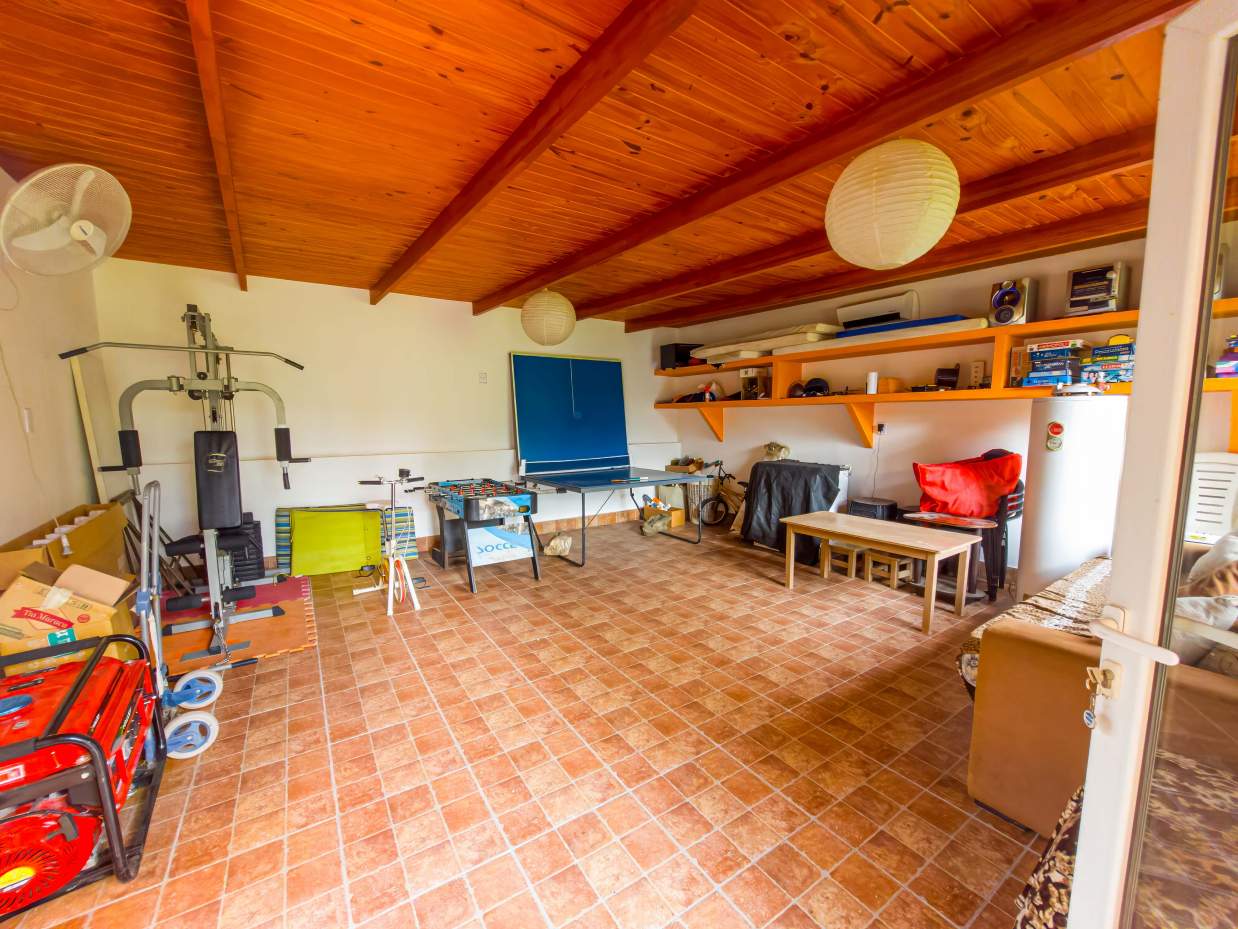 VENTA. CASA. 2 DORMITORIOS. PLAYROOM INDEPENDIENTE. PILETA. VISTA ÚNICA. COCHERA 2 AUTOS. VILLA LAGO