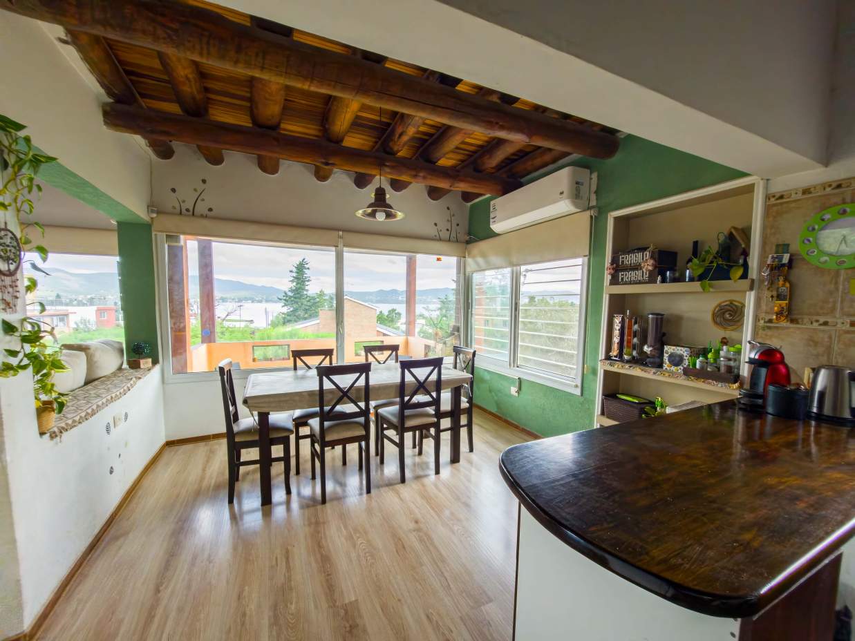VENTA. CASA. 2 DORMITORIOS. PLAYROOM INDEPENDIENTE. PILETA. VISTA ÚNICA. COCHERA 2 AUTOS. VILLA LAGO