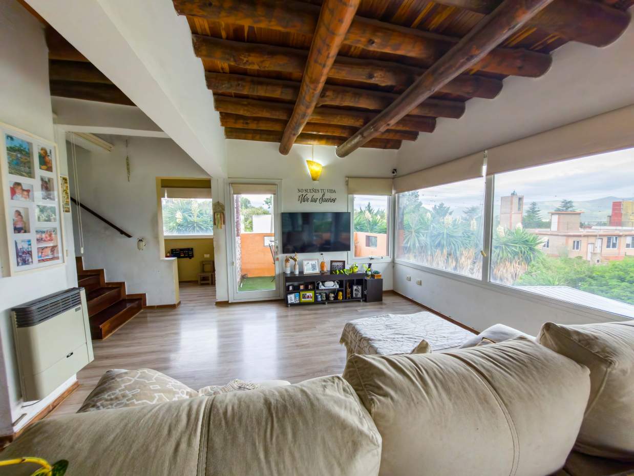 VENTA. CASA. 2 DORMITORIOS. PLAYROOM INDEPENDIENTE. PILETA. VISTA ÚNICA. COCHERA 2 AUTOS. VILLA LAGO