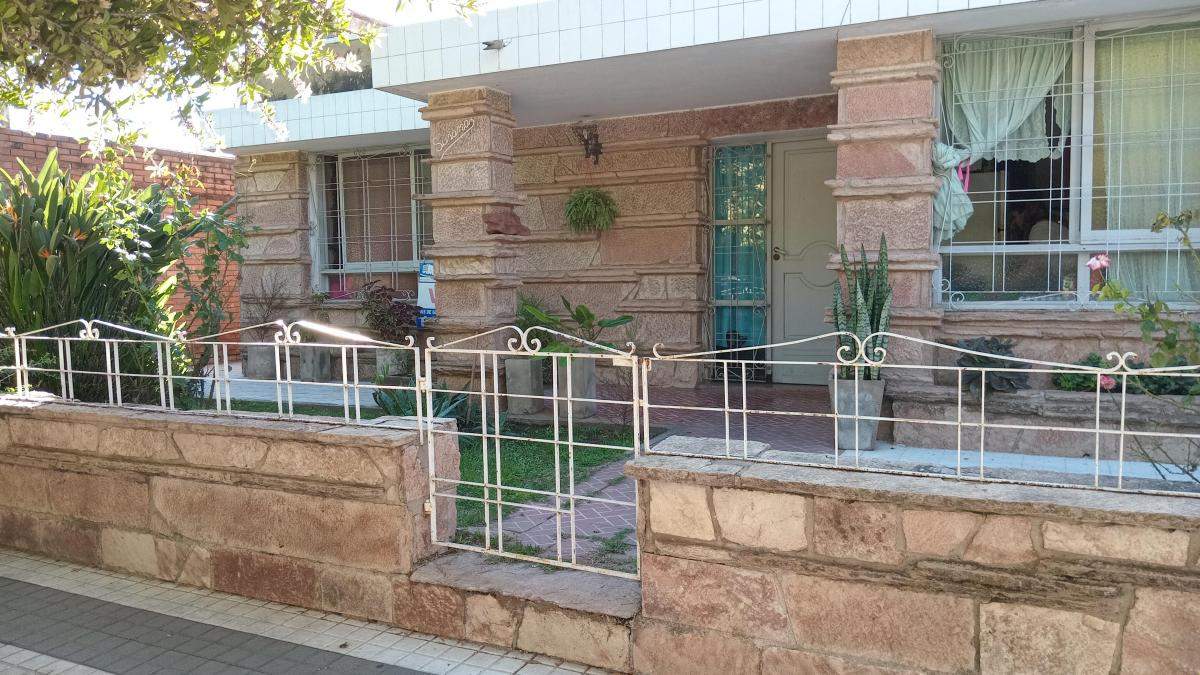 Casa a reciclar, en barrio Centro América  Oportunidad