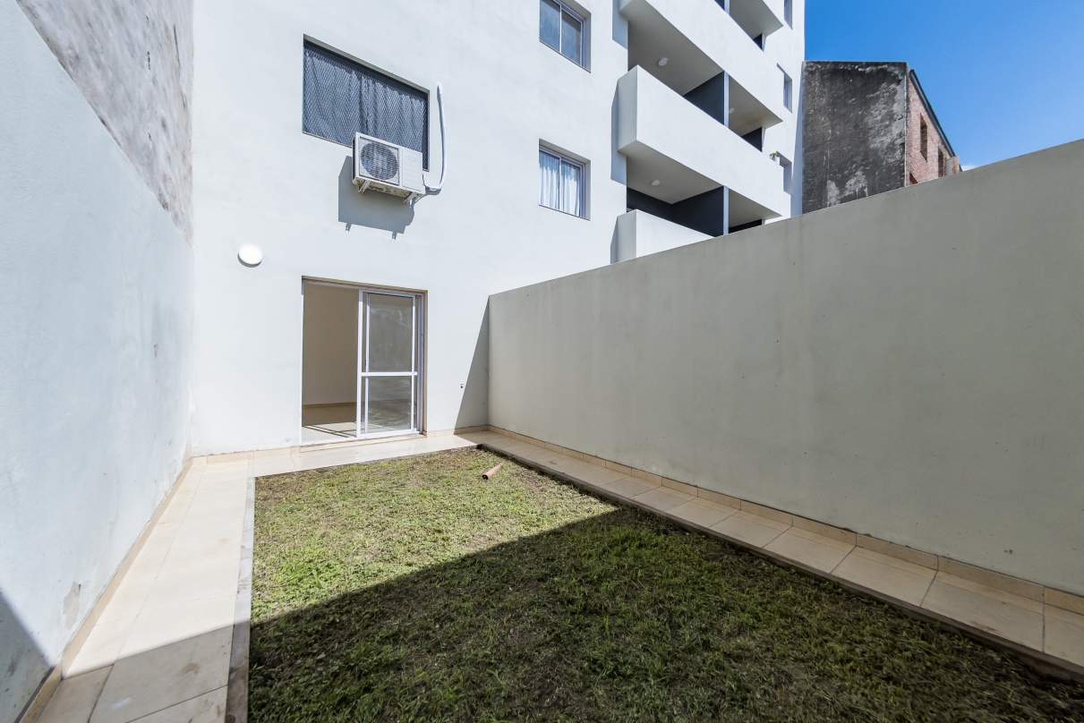 VENTA. DEPARTAMENTO A ESTRENAR. 2 DORM. PATIO CON PASTO. ALBERDI. CÓRDOBA
