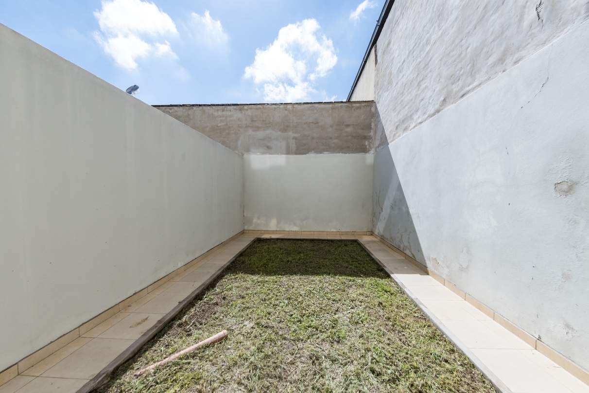 VENTA. DEPARTAMENTO A ESTRENAR. 2 DORM. PATIO CON PASTO. ALBERDI. CÓRDOBA