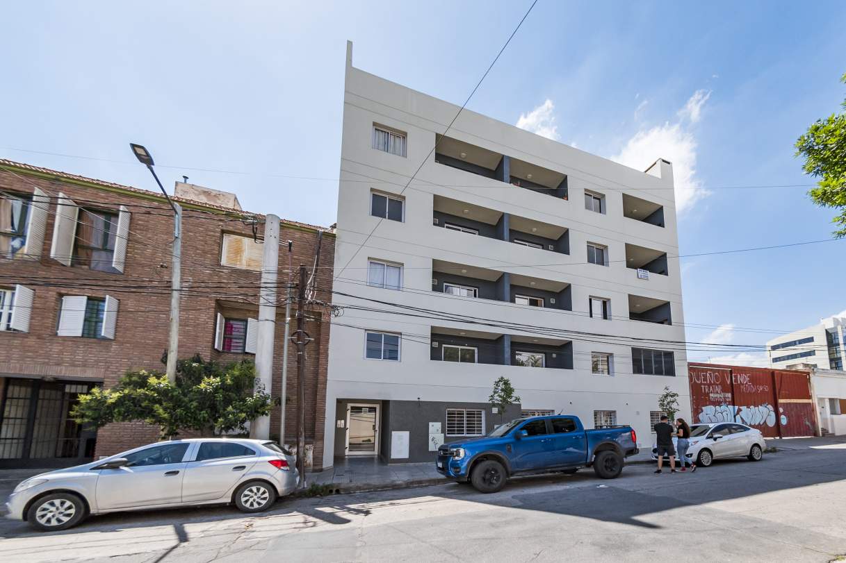 VENTA. DEPARTAMENTO A ESTRENAR. 1 DORMITORIO CON VESTIDOR. PATIO CON PASTO. ALBERDI. CÓRDOBA.