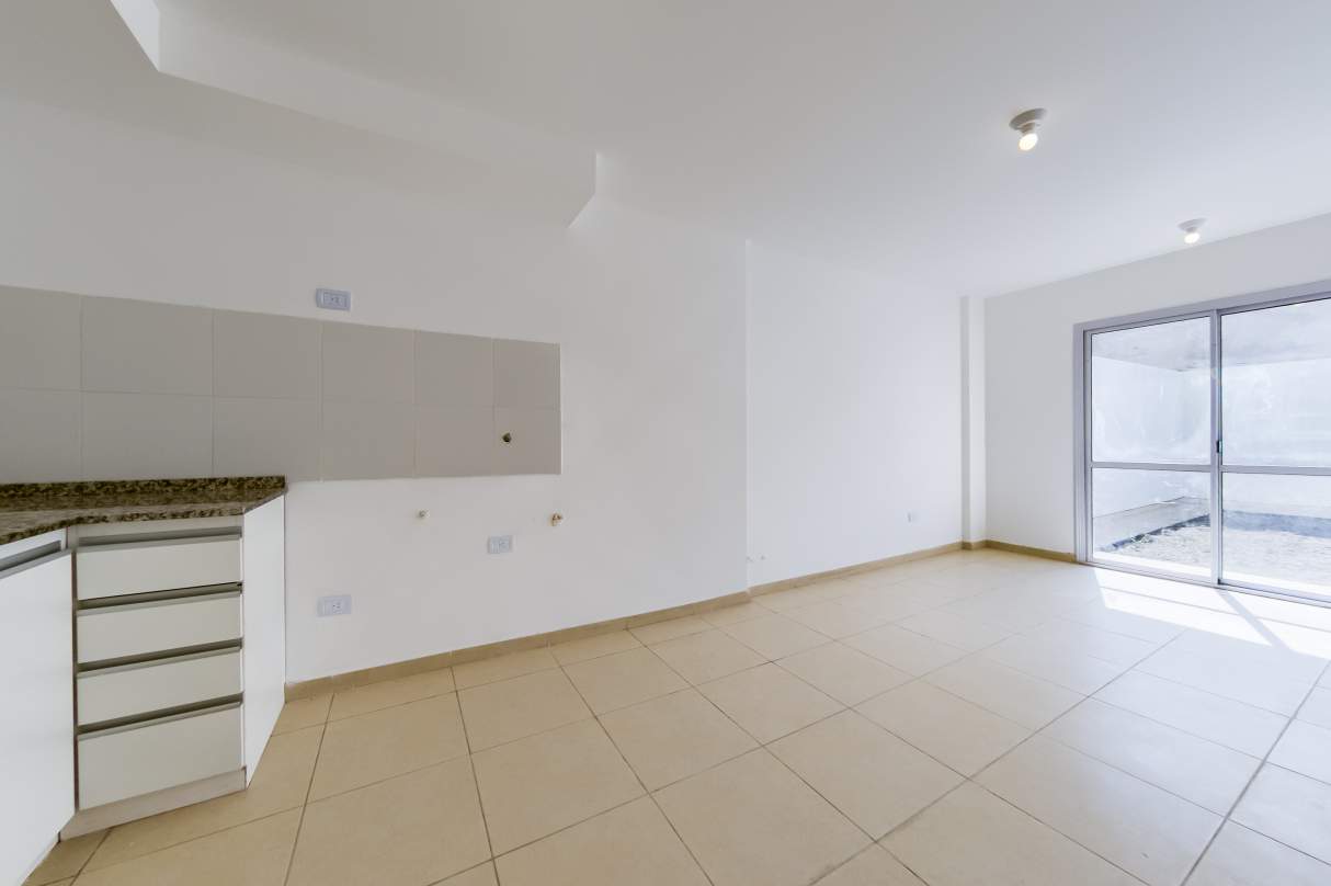 VENTA. DEPARTAMENTO A ESTRENAR. 1 DORMITORIO CON VESTIDOR. PATIO CON PASTO. ALBERDI. CÓRDOBA.