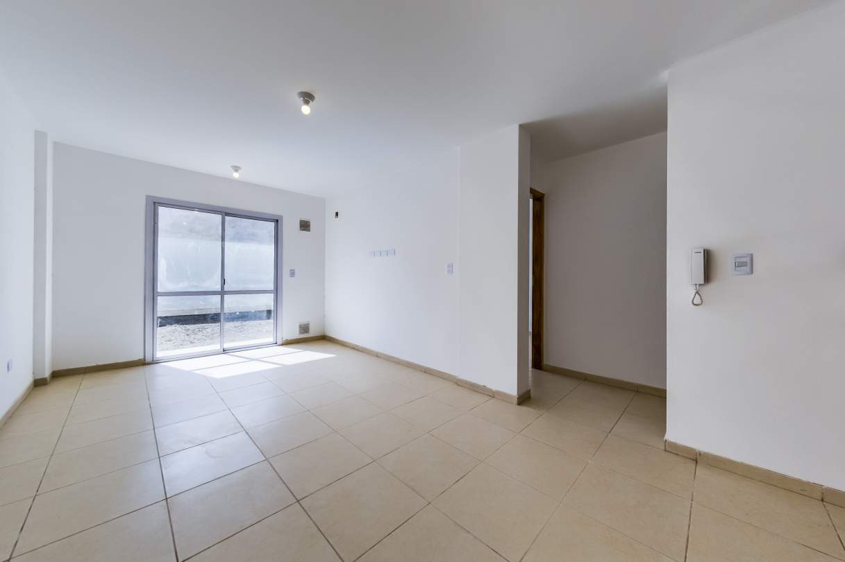 VENTA. DEPARTAMENTO A ESTRENAR. 1 DORMITORIO CON VESTIDOR. PATIO CON PASTO. ALBERDI. CÓRDOBA.