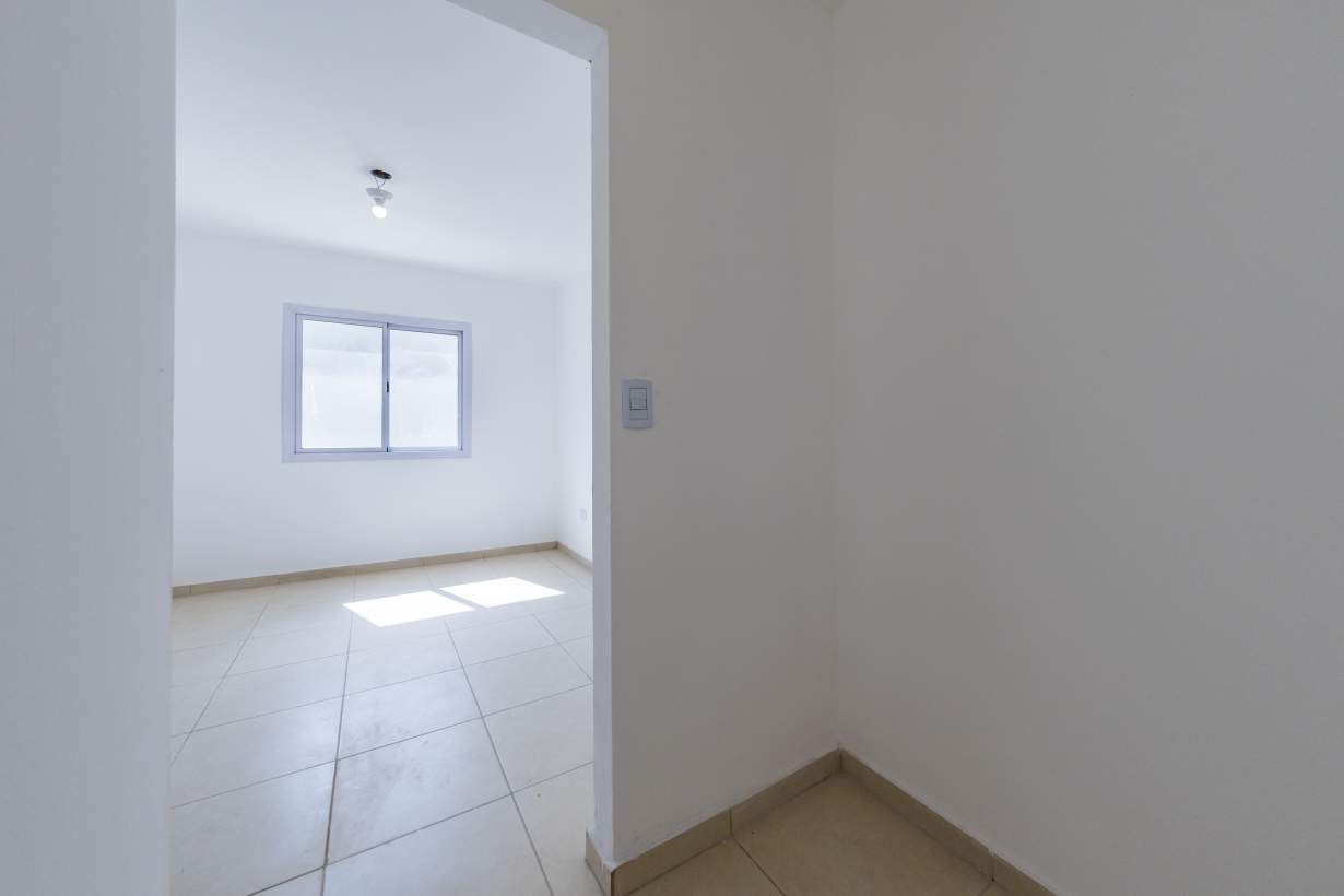 VENTA. DEPARTAMENTO A ESTRENAR. 1 DORMITORIO CON VESTIDOR. PATIO CON PASTO. ALBERDI. CÓRDOBA.